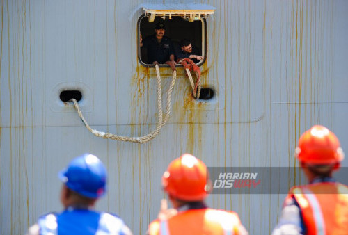 Kapal perang berbendera USA, USS Green Bay tiba di dermaga Jamrud Utara Pelabuhan Tanjung Perak Surabaya, Jawa Timur, Rabu, 30 Agustus 2023. Tiga kapal perang itu, dua diantaranya berbendera Singapure RSS Vigour 92 dan Endeavour 210 serta satu kapal perang berbendera USA, USS Green Bay. Ketiga kapal perang tersebut adalah peserta Latihan Gabungan Bersama (latgabma) Super Garuda Shield Tahun 2023 yang diarahkan berkumpul di Surabaya. Rangkaian latihan Super Garuda Shield pada tahun ini dijadwalkan berlangsung selama 14 hari, yaitu pada 31 Agustus 2023 hingga 13 September 2023 yang melibatkan 2.810 prajurit TNI dan 2.165 prajurit dari angkatan bersenjata negara-negara peserta. (Julian Romadhon/Harian Disway)

