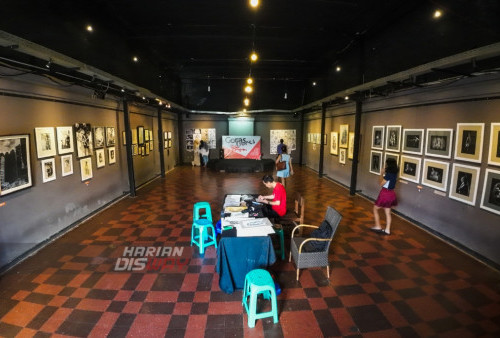 Pameran tersebut memajang sebanyak 143 lukisan dari 10 seniman lukis se Jawa Timur untuk memperingati Bulan Menggambar Nasional 2023. (foto: Julian Romadhon)
