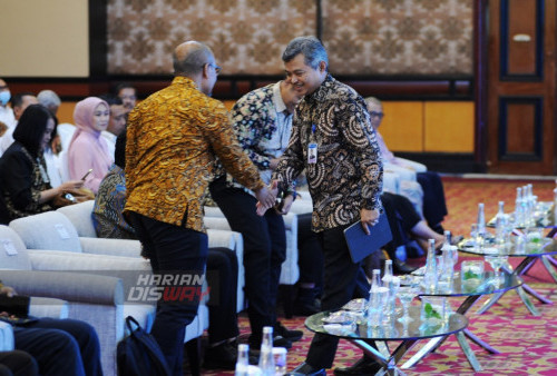 Bank Indonesia Jawa Timur menggelar Pembukaan Kegiatan Simfoni Rupiah yang diadakan di Ballroom Hotel Sheraton Surabaya, Jawa Timur, Senin, 14 Agustus 2023. Pembukaan Kegiatan Simfoni Rupiah tersebut merupakan bagian dari Pekan QRIS Nasional yang menghadirkan berbagai kegiatan sosialisasi dan edukasi mengenai perubahan konsumen serta pentingnya literasi keuangan digital. Doddy menjelaskan bahwa penggunaan instrument keuangan berbasis digital, seperti mobile banking dan QRIS, semakin meluas di Indonesia. Tidak hanya generasi muda yang terbiasa menggunakan alat-alat digital, tetapi juga masyarakat umum yang semakin mengadopsi penggunaan alat pembayaran berbasis digital. (Julian Romadhon/Harian Disway)
