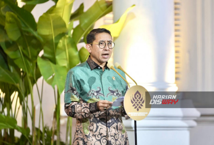 Dalam sambutannya, Menbud Fadli Zon menyampaikan apresiasi kepada para seniman dan kurator atas upaya mengemas sejarah dalam bahasa seni yang menggugah dan relevan. “Pameran ini bukan hanya mengenang masa lalu, tetapi menyalakan kembali semangat moral, spiritual, dan intelektual untuk generasi hari ini,” ujarnya. Secara simbolis, Menbud membuka pameran dengan menorehkan cat di kanvas, yang akan dilanjutkan menjadi lukisan kolaboratif oleh para seniman.