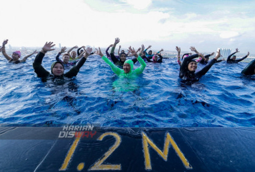 Para peserta Aqua Workout Zumba didalam kolam renang Hotel Ciputra World Surabaya, Jawa Timur. Minggu (19/3/2023). Aqua Workout yang diikuti sebanyak 31 peserta Yoga dan Zumba dalam air tersebut untuk menyambut Hari Kebahagiaan Internasional yang jatuh pada tanggal 20 Maret 2023. (foto: Moch Sahirol Layeli) 
