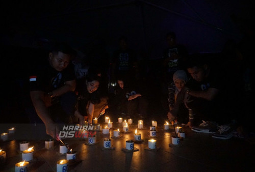 Warga menyalakan lilin aksi Earth Hour di Taman Prestasi Surabaya, Jawa Timur, Sabtu (25/3/2023) malam. Aksi dengan menyalakan lilin dan mematikan lampu taman itu dalam rangka peringatan Earth Hour. Program Earth Hour tersebut sebagai upaya untuk menyelamatkan bumi dengan memadamkan segala jenis alat elektronik. (foto: Andika Bagus Priambodo) 