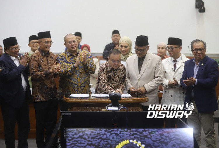 Biaya Penyelenggaraan Ibadah Haji (BPIH) Indonesia 2027 dipastikan mengalami penurunan dibandingkan 2026 di tengah ketidakpastian ekonomi global yang turut mendorong kenaikan sejumlah komponen biaya, termasuk harga avtur pesawat. Pemerintah menetapkan subsidi biaya haji sebesar Rp3.184.981 per jemaah untuk komponen Biaya Perjalanan Ibadah Haji (Bipih). (Foto: Raka Denny/Harian Disway)