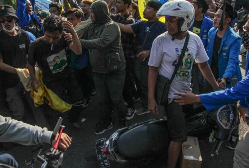 Aksi Demo PMII Jatim Ricuh, Pengguna Jalan Jadi Korban