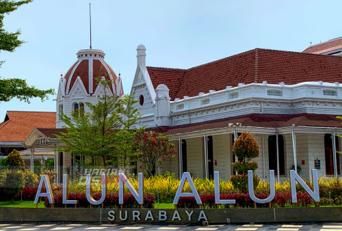 Liburan di Alun-alun Surabaya