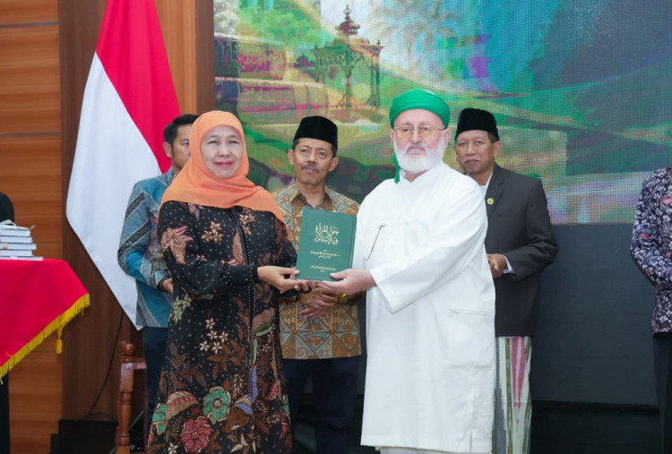 Khofifah Luncurkan Magister Kajian Turats Pertama di Indonesia