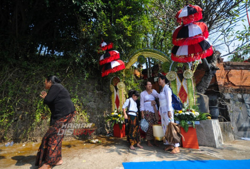 Usai Upacara Nata Jagat, Umat Hindu meninggalkan Pura Penataan Luhur Medang Kamulan, Gresik, Jawa Timur, Jumat (30/6/2023). Upacara Nata Jagat tersebut bertujuan munutup rangkaian Hari Lahir Pangcasila serta menjaga keharmonisan antara manusia dengan alam.
