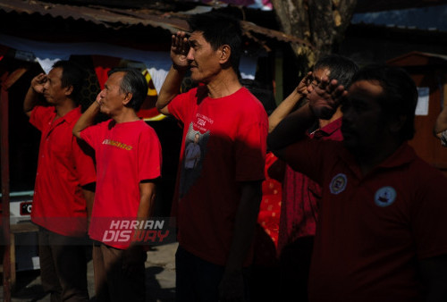 Warga mengikuti upacara bendera di kampung pecinan Tambak Bayan, Surabaya, Jawa Timur, Kamis, 17 Agustus 2023. Upacara bendera yang diikuti warga RT 02, RW 02, Kelurahan Alun-Alun Contong tersebut itu dilaksanakan dalam rangka memperingati HUT ke-78 Kemerdekaan RI. (Julian Romadhon/Harian Disway)

