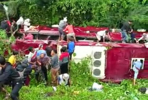 Bus Terguling di Guci Dipastikan Rombongan Warga Tangsel