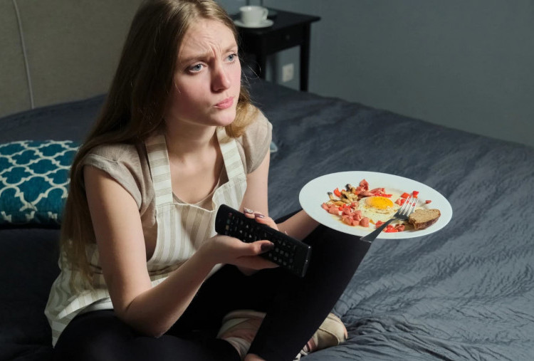 Mengapa Makan Sambil Nonton Terasa Lebih Nikmat?