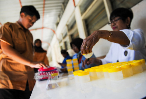 Relawan dari PANNA mengumpulkan sempel urine pelajar SMK dan SMA Sejahtera Surabaya, Jawa Timur, Sabtu, 12 Agustus 2023. Kegiatan sosialisasi dan tes urin kepada pelajar tersebut berupa penyuluhan terkait P4GN atau Pencegahan dan Pemberantasan Peredaran Gelap Narkoba  itu diikuti 155 siswa SMA kelas 1 dan 185 siswa SMK kelas 1 yang bertujuan untuk meningkatkan pemahaman bahaya penyalahgunaan narkoba dan mengajak memerangi peredarannya di lingkungan sekitar. Julian Romadhon/Harian Disway)
