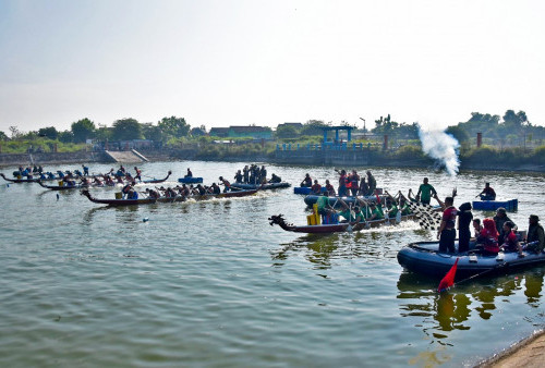 Perlombaan Dayung perahu naga tersebut di bagi menjadi 3 kategori yaitu kategori TNI-Polri se-Jawa Timur, Umum/Open, dan Pelajar. Pada kesempatan tersebut atlet dayung Brigif 2 Marinir mengikuti kategori TNI-Polri dan Open. (foto: Dispen Kormar)