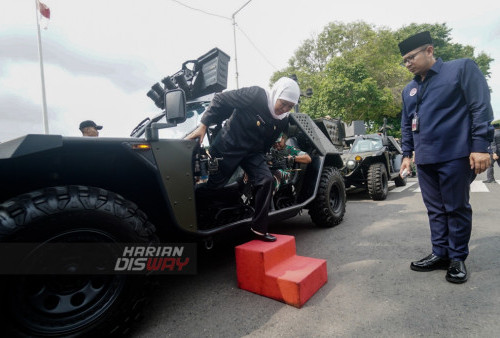 Gubernur Jawa Timur Khofifah Indar Parawansa, turun dari kendaraan taktis TNI ketika tiba di Lapangan Kodam V/Brawijaya, Surabaya, Jawa Timur, Senin (17/4/2023). Operasi Ketupat Semeru dengan mengerahkan sebanyak 19.593 personel gabungan TNI, Polri, Dishub, Satpol-PP serta jajaran tersebut untuk pengamanan Idul Fitri 1444 H di Jawa Timur. (foto: Julian Romadhon)