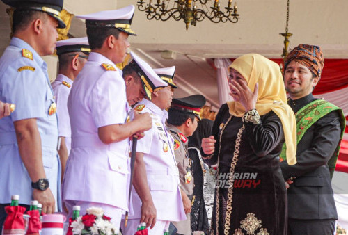 Gubernur Jatim Khofifah Indar Parawansa menangis di Upacara HUT Jatim ke-78 di Halaman Gedung Grahadi, Surabaya, Jawa Timur, Kamis 12 Oktober 2023. Upacara Hari Ulang Tahun (HUT) ke-78 Provinsi Jawa Timur terdapat pertunjukan menarik diantaranya, Drum Corp SMAN 2 Taruna Bhayangkara Banyuwangi serta beberapa pertunjukan tarian kolosal bertajuk Jatim Harmoni. Tarian ini menggabungkan sejumlah tarian khas Jawa Timur. Kemudian setelah upacara ditutup dengan kolaborasi seni suara dari grup paduan suara berprestasi di Jawa Timur. (Moch Sahirol/Harian Disway) 