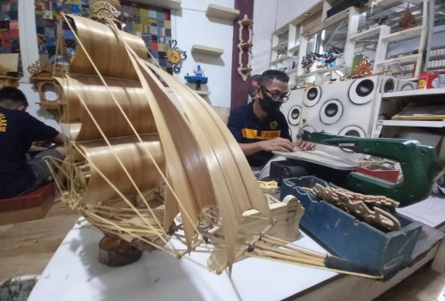 Melihat Pembuatan Miniatur Kapal Layar Karya Bang Napi 
