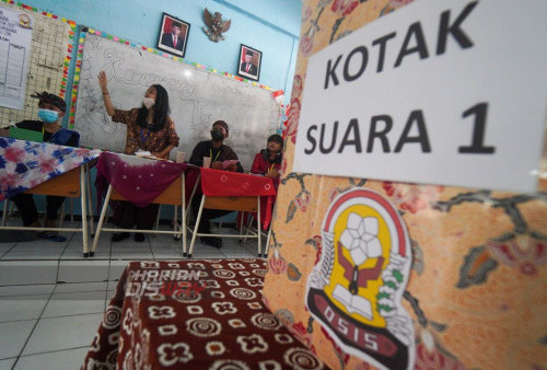 Siswa-siswi SMPN 39 memilih calon Ketua Osis dari bilik pemungutan suara di kelas SMPN 39 Surabaya, Jawa Timur, Jumat 16 September 2022. Kegiatan pemilihan ketua OSIS tersebut bertujuan untuk mempraktekan kurikulum merdeka dalam pemungutan suara. 