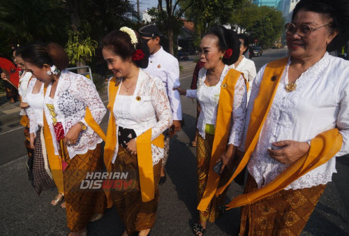 Sejumlah warga Surabaya penggiat Pecinta Budaya Nusantara (PBN) melakukan aksi simpatik dengan menggunakan baju adat tradisional di jalan Gubernur Suryo, Gedung Negara Grahadi Surabaya, Jawa Timur, Sabtu 30 Juli 2022. Dalam aksi yang diikuti sejumlah komunitas tersebut mengajak masyarakat untuk melestarikan busana tradisional.
