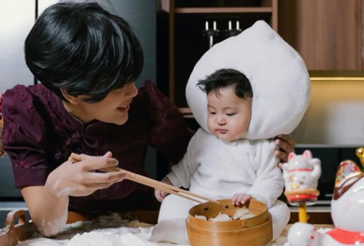 Gemas! Erika Carlina dan Baby Andrew Rayakan Imlek dengan Cosplay Karakter Bao