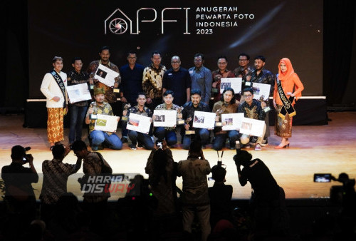 Sejumlah fotografer mengabadikan prosesi penganugerahan APFI 2023 di Gedung Balai Budaya Komplek Balai Pemuda Surabaya, Jawa Timur, Jumat (12/5/2023). Ajang Anugrah Pewarta Foto Indonesia (APFI) 2023 yang digelar oleh Pewarta Foto Indonesia (PFI) telah menyeleksi sebanyak 2.512 karya foto dari sebanyak 300 wartawan foto se Indonesia. Selama 12 jam para juri memilih 13 foto terbaik dari 7 katagori. (foto: Julian Romadhon)