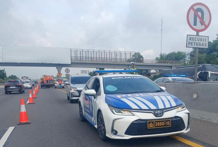 Pemudik Nataru Mulai Padat, Korlantas dan Jasa Marga Berlakukan Contraflow di Jakarta-Cikampek 