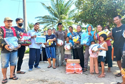 PT Timah Tbk Serahkan Bantuan Sarana Olahraga ke Tiga Dusun di Desa Belo Laut