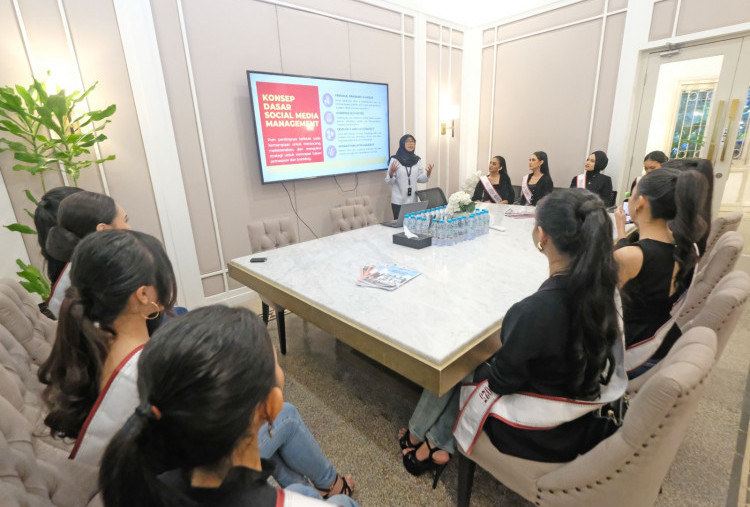 Finalis Putri Indonesia Jawa Timur Kunjungi Kantor Harian Disway, Belajar Self Branding di Media Sosial.