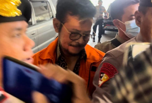 Pakai Batik Cokelat, Syahrul Yasin Limpo Penuhi Panggilan Bareskrim