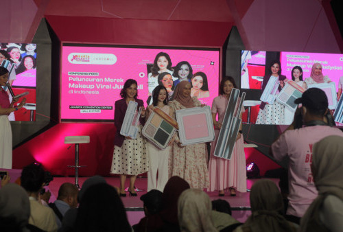 Ka-ki) Country CEO JOY Group Indonesia, Ngoc Phunbich, bersama beauty influencer
Dilla Jaidi dan Clarice serta Entrepreneur & Beauty Expert, Hanifa Ambadar dalam konferensi pers
peluncuran Judydoll Indonesia di Jakarta (6/6). 