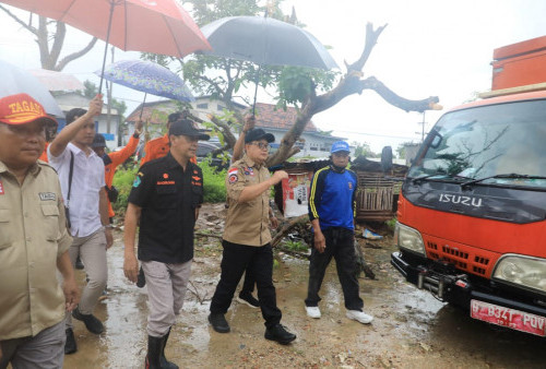 Pj Gubernur Jatim Janji Rekonstruksi Bangunan Terdampak Angin Kencang di Pamekasan