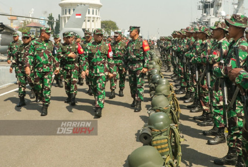 Komandan Kodiklat TNI Eko Margiyono dan Pangkogabwilhan II Marsdya TNI Andyawan Martono saat tinjau perlengkapan prajurit di Dermaga Ujung Koarmada II, Surabaya, Jawa Timur, Kamis, 27 Juli 2023. Latihan gabungan (Latgab) yang dimulai pada 29 Juli hingga 1 Agustus 2023 dan diikuti sebanyak 5,231 prajurit dari tiga matra yakni TNI AD, TNI AL dan TNI AU, tersebut untuk meningkatkan profesionalisme dan interoperabilitas antara prajurit TNI dari tiga Matra. (Moch Sahirol/Harian Disway)