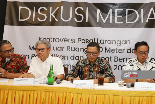 Moderator Margi Syarif (kiri-kanan), Ketua Umum Asosiasi Media Luar - griya Indonesia (AMLI) Fabianus Bernadi, Ketua Badan Musyawarah Regulasi Dewan Periklanan Indonesia (DPI)  Hery Margono dan Ketua Kebijakan Publik Apindo  Sutrisno Iwantono saat diskusi di Jakarta, Rabu (28/8/2024).