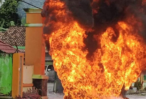 Suzuki Karimun Terbakar dan Meledak di Depan Kemenag OKU Selatan