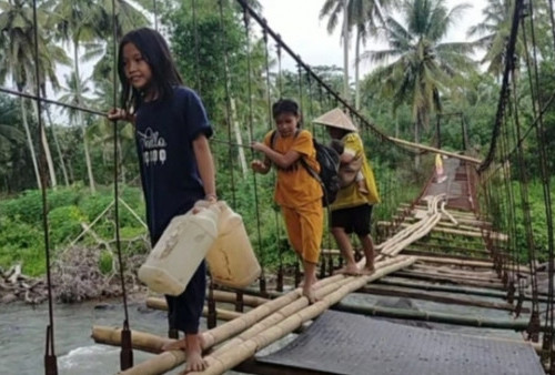 Miris, Jembatan Gantung Desa Tanjung Raman Memprihatinkan, Warga Pertaruhkan Keselamatannya 