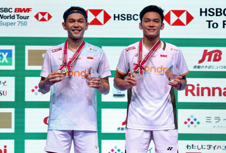 Momen Haru! Fajar Alfian Persembahkan Trofi Japan Open 2026 untuk Sang Istri, Gelar Pertama Setelah Menikah