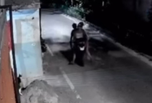 Komplotan Pencuri Terekam Kamera, Colong Pagar di Sebuah Gang