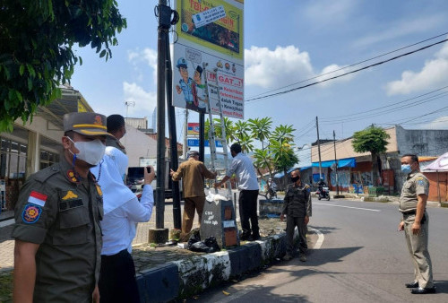 Pengusaha Reklame Sudah Bayar Pajak, Petugas Satpol PP Kota Banjar Copot Segel