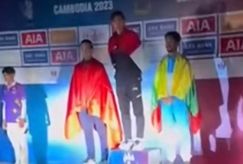 Viral! Atlet Jalan Cepat Indonesia Raih Medali Emas SEA Games 2023, Saat Pengalungan Medali Hanya Diterangi Lampu Mobil