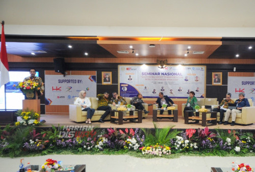 Seminar Nasional yang dihadiri sejumlah narasumber seperti Dirjen Perkeretaapian Ir. Moh. Risal Wasal, ATD., M.M., IPM; Ketua Badan Kejuruan Sipil PII Ir. Sutopo Kristanto, M.M., IPU; Dirut PT Angkasa Pura II Dr. Ir. Muhammad Awaluddin, MBA; Dirut PT Jasa Raharja Drs. Rivan Achmad Purwanto., M.H; Direktur Human Capital dan Legal PT Hutama Karya Ir. M. Fauzan., S.T.., M.M; dan Komisaris Utama PT Integrasi Logistik Cipta Solusi Ir. Prakoso Hadi Takaryanto, M.T. berlangsung di UNESA, Jawa Timur, Sabtu (24/6/2023). Seminar Nasional yang bertakjuk Sustainable Smart Transpotation Menuju Indonesia Emas 2045 yang digelar sehari itu diikuti sekitar 119 peserta untuk mendiskusikan strategi pengembangan transportasi di perkotaan yang berkelanjutan dan ramah lingkungan.
