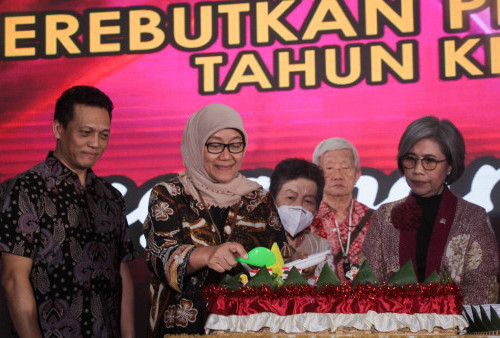 Pemotongan tumpeng oleh Kadisbudpar Surabaya Wiwik Widayati membuka acara Festival Pop Singer Mandarin di Convention Hall ITC Surabaya Jawa Timur, Jumat 8 Desember 2023. Festival Pop Singer Mandarin merupakan kompetisi tahunan di Surabaya yang sempat terhenti akibat pandemi hingga akhirnya kembali diselenggarakan selama tiga hari mulai dari 8-10 Desember 2023. Dalam Festival ini memperebutkan piala Walikota Surabaya dan total hadiah sebesar Rp165.000.000 yang diikuti oleh ratusan peserta dengan 8 kategori macam umur, dari kategori diatas 50 tahun sampai remaja di bawah 25 tahun. Kompetisinya di juri langsung oleh Juri berpengalaman dari berbagai negara dan daerah yaitu Tang Lei asal Taiwan, Chao Siao Hua asal China, Wang Chi Siang asal Jakarta dan Mr Rubin Lukito asal Surabaya. (Moch Sahirol/Harian Disway)