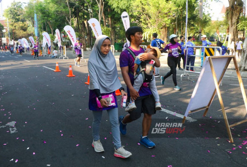 Pelari RUNHUB yang merupakan pasutri dan bayinya saat memasuki garis finish di Balai Kota, Surabaya, Jawa Timur, Minggu 8 Oktober 2023. RUNHUB yang merupakan lomba lari dengan pilihan kategori 10 kilometer dan 5 kilometer dengan titik start dan finish di Balai Kota Surabaya, Jawa Timur itu diikuti sebanyak 2000 pelari. Acara itu menjadi bagian dari peringatan Hari Perhubungan Nasional 2023 mengusung tema ”Melaju untuk Transportasi Maju”. Dalam kegiatan tersebut ada total hadiah yang diperebutkan senilai Rp 178 juta. (Moch Sahirol/Harian Disway)
