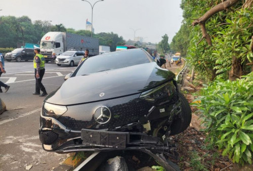 Masalah di Bagian Setir, Mercedes-Benz EQE Hantam Pembatas di Tol JORR