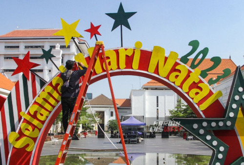 Menjelang perayaan Hari Natal 2023, Petugas Dinas Lingkungan Hidup (DLH) memasang lampu ornamen Natal di Halaman Balai Pemuda Surabaya, Jawa Timur. Kamis, 21 Desember 2023. (Moch Sahirol/Harian Disway)