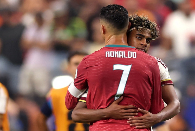 Paham Perasaan Legenda! Tetesan Air Mata Cristiano Ronaldo Pecah, Pelukan Lamine Yamal Menyentuh Hati