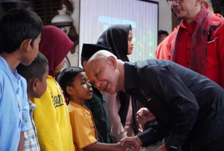 Konsolidasi PDIP Jatim di Situbondo, Sapa Langsung Wong Cilik, Salurkan Bantuan 