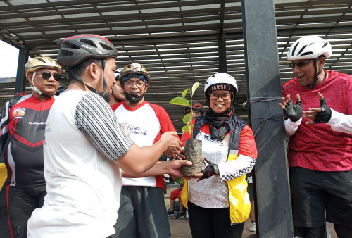 Seremoni penyerahan bibit pohon kepada peserta Go-West Jakarta 2022.