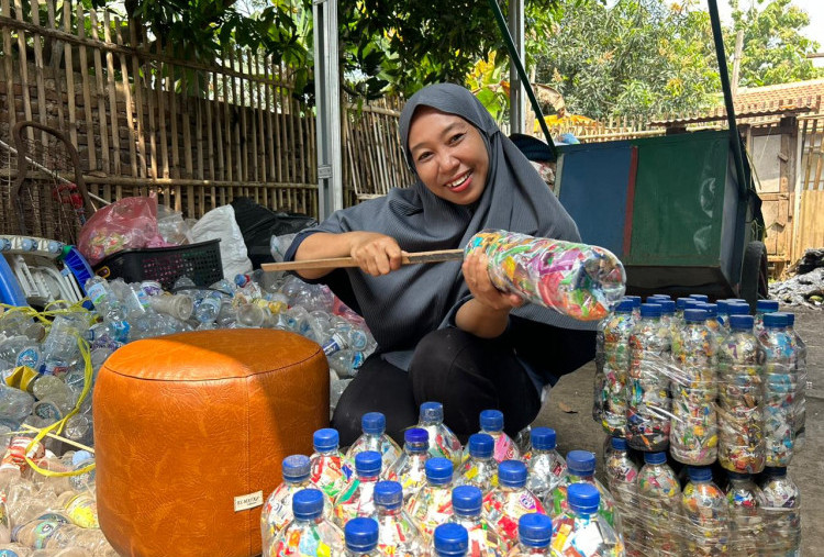 Menyulap Sampah Menjadi Berkah: Kisah Ibu Amaliyah dalam Mengurangi Limbah di Kampung Masigit Bersama PNM