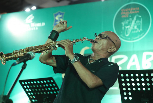 Penampilan Harunadiptya dengan saxophone nya saat membawakan Together Again yang dipolpulerkan oleh Dave Koz.  Meski tanpa vokal , energi Harunadiptya saat meniup alat musiknya mampu membuat pengunjung Mall Lantai 3 Ciputra Worlds Surabaya berdecak kagum. Terlihat selama tampil membawakan lagu itu, Penonton Surabaya Jazz Week  tampak hanyut oleh kepiawaian pria 65 taun itu dalam memainkan alat musik tiup. Foto Boy Slamet 