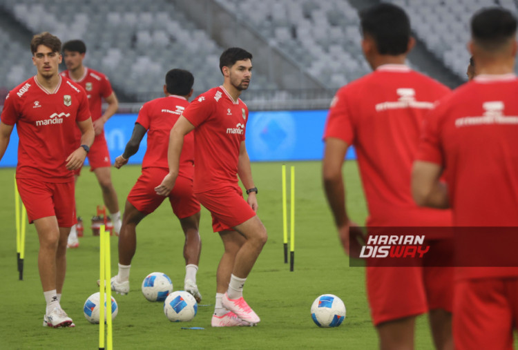 pesepakbola Timnas Indonesia Sandy Walsh mengikuti sesi latihan di Stadion Utama Gelora Bung Karno (SUGBK) , Jakarta, Kamis (4/6/2026). Latihan tersebut ajang persiapan melawan timnas Oman pada FIFA matchday. HARITSAH ALMUDATSIR/HARIAN DISWAY
