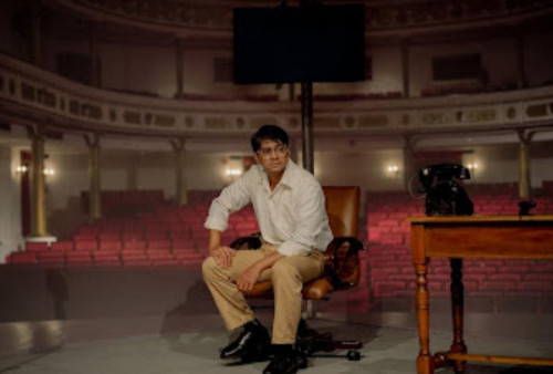 'Kacamata Sjafruddin' Debut Deva Mahenra di Panggung Teater