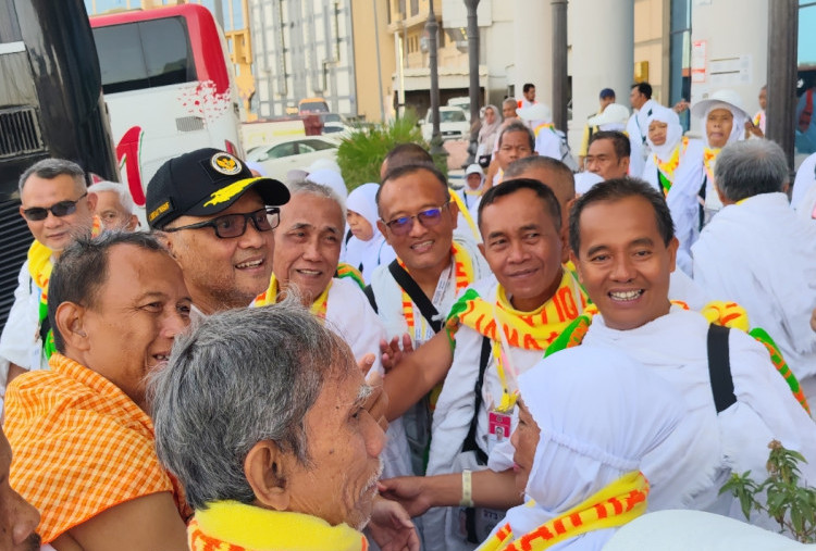Jemaah Kloter Pertama Solo Berangkat ke Arafah, Menhaj Gus Irfan Menyapa Langsung